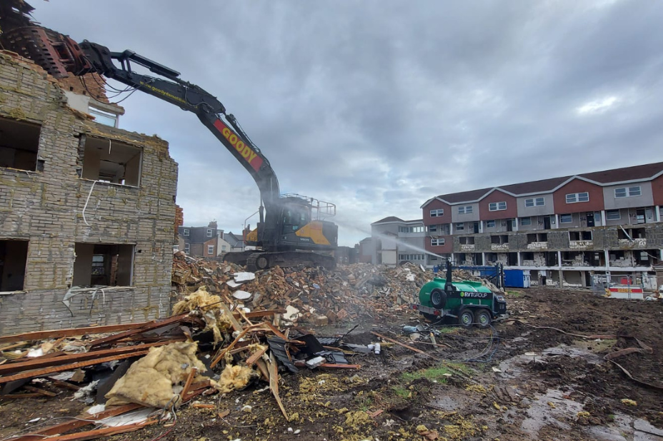 Dust suppression unit supporting a demolition project