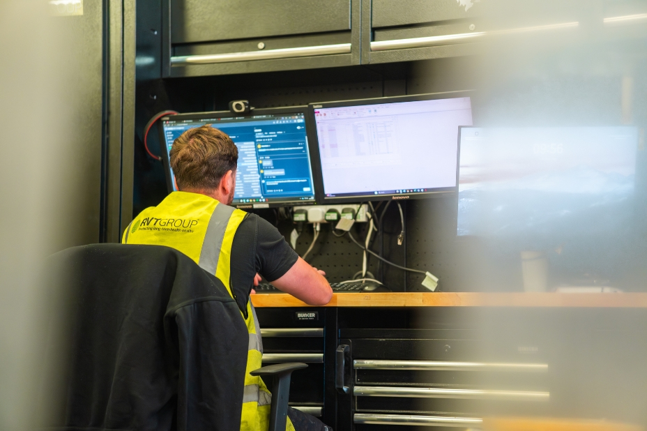 Operative working in the warehouse