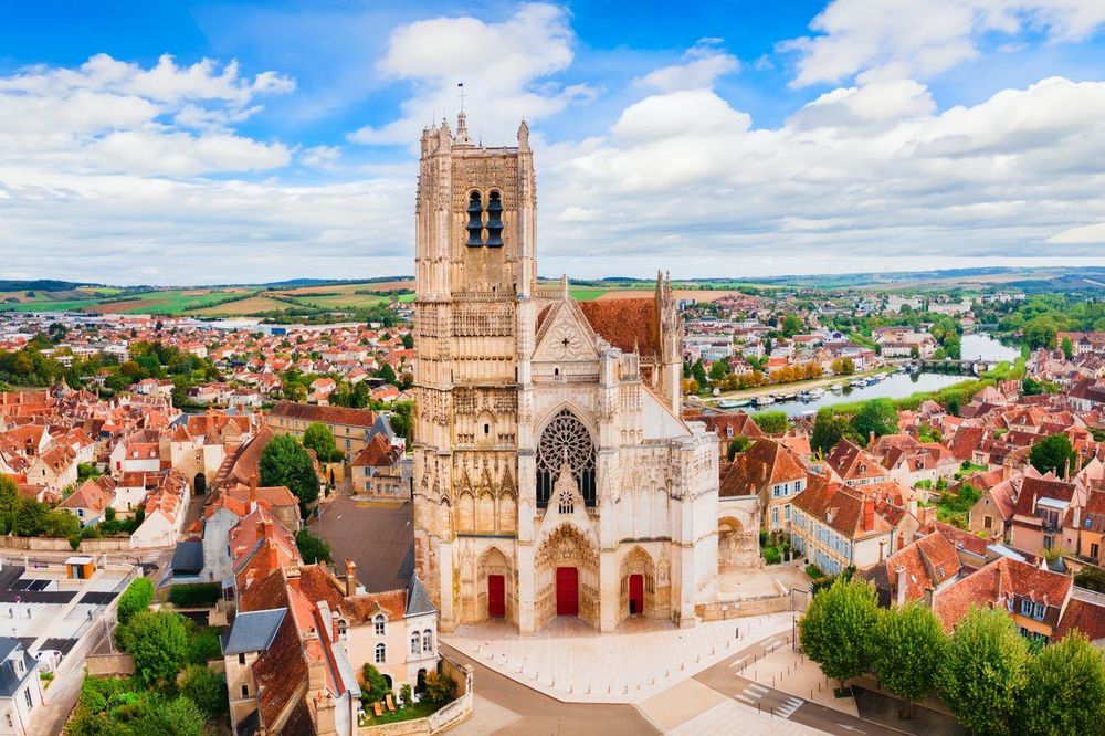 Balade à Auxerre : cathédrale, quais de l'Yonne et escapades depuis la ville (2026)