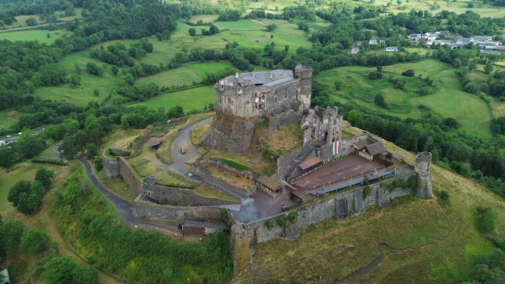 Châteaux perchés en Auvergne-Rhône-Alpes : 12 forteresses à couper le souffle (2026)