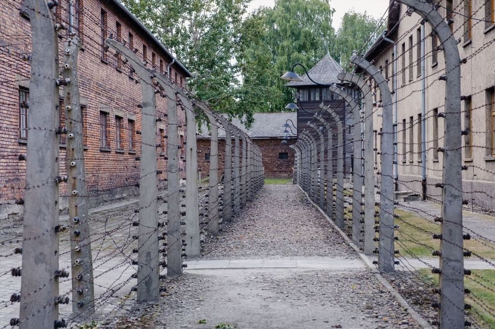 Visiter Auschwitz-Birkenau : guide pratique complet pour préparer votre visite en 2026