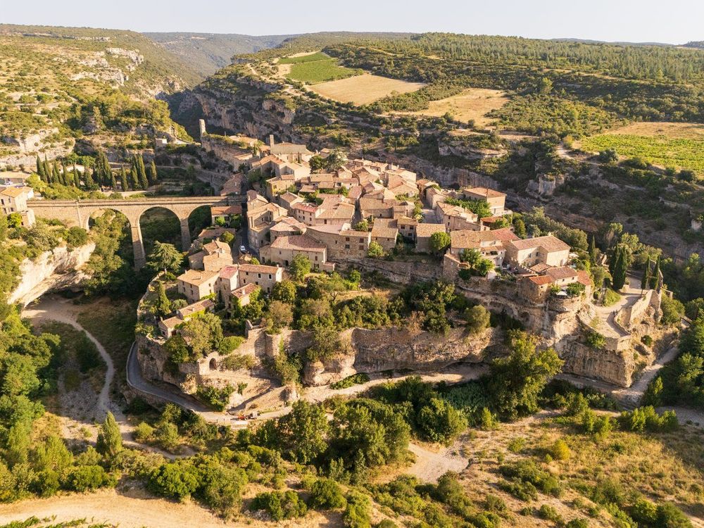 Les 13 plus beaux villages autour de Narbonne à découvrir absolument en 2026