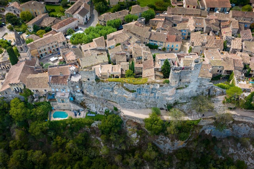 Les 9 plus beaux villages à découvrir autour de Nîmes en 2026