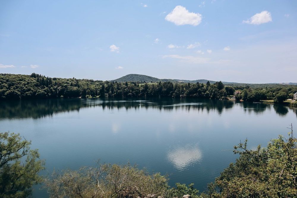 Où se baigner près de Clermont-Ferrand en 2026 : lacs, plans d'eau et piscines