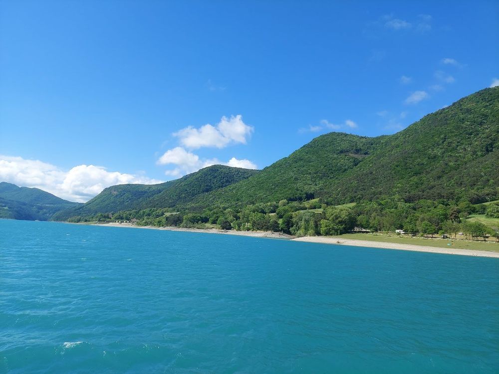 Où se baigner près de Grenoble en 2026 : lacs, plages et bases de loisirs autour de la capitale des Alpes