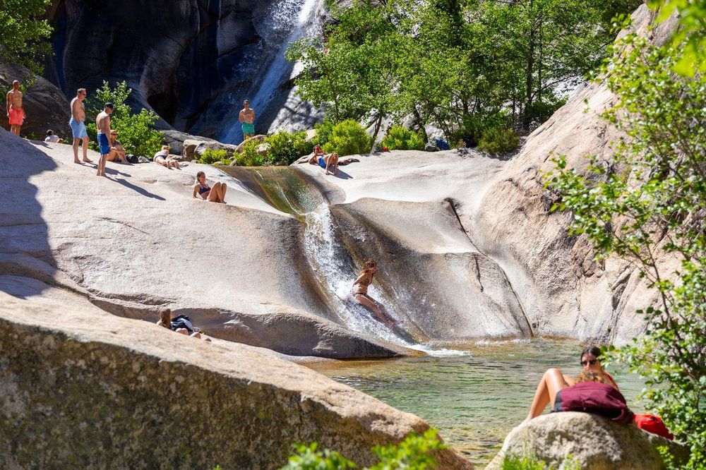 Piscines naturelles en France : 13 bassins secrets à découvrir en 2026