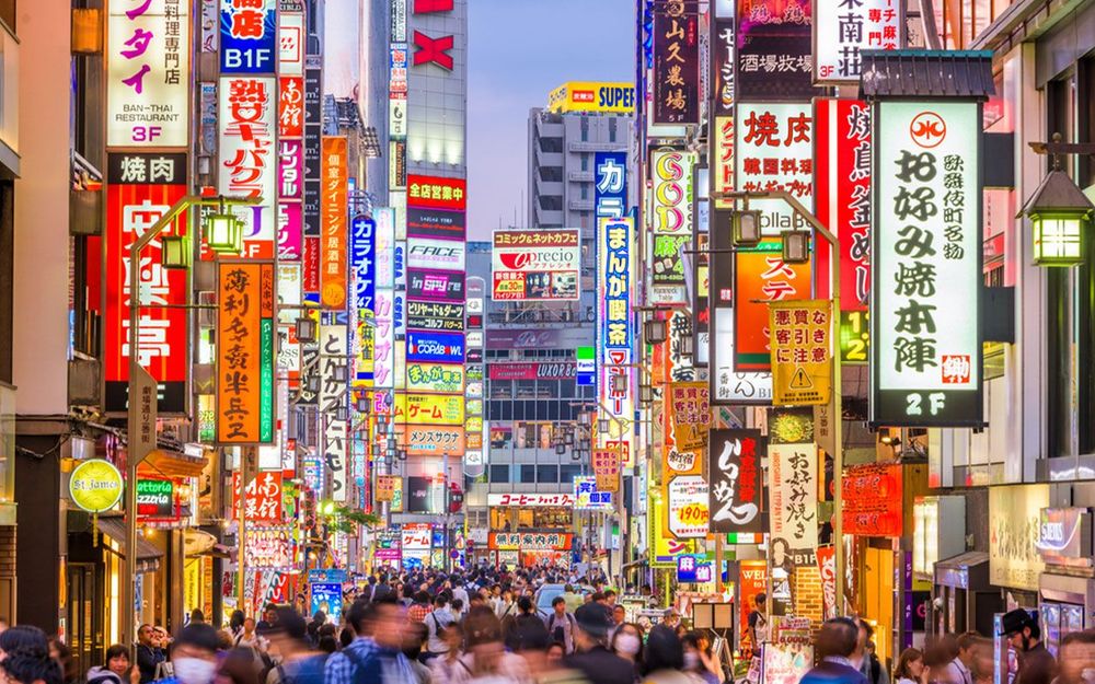 What are the main districts to visit in Tokyo?