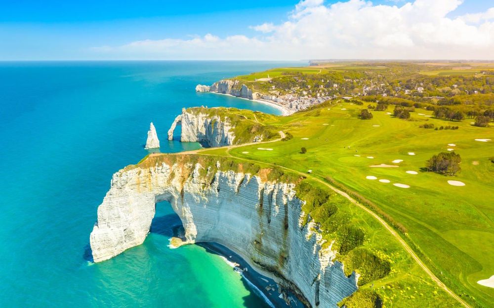 Top 4 Most Beautiful Hikes Around the Étretat Cliffs