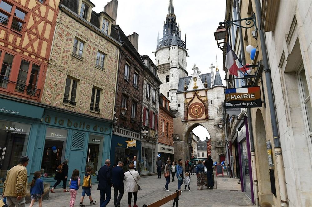 Auxerre,,Francia 05,18,2024:,Gente,En,Una,Calle,Del,Casco