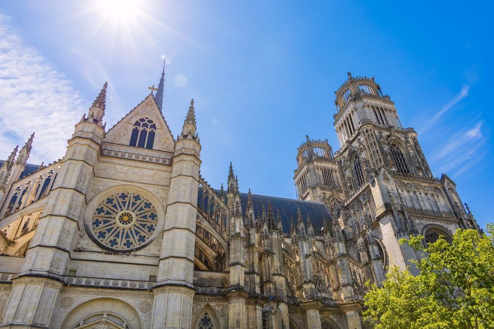 Visite insolite à Orléans : le guide 2026 des expériences hors des sentiers battus