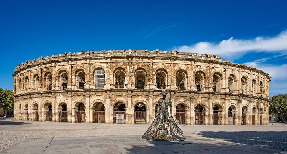 Visiter les arènes de Nîmes en 2026 : histoire, tarifs et conseils pratiques