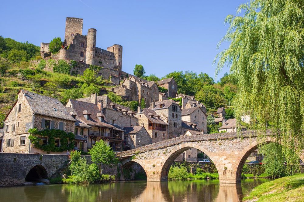 Visiter Belcastel : guide complet du village en 2026