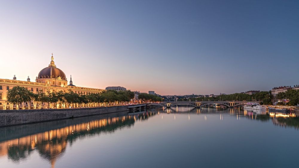 El Gran Hotel Dieu de día a noche en timelapse hiperlapse en Lyon