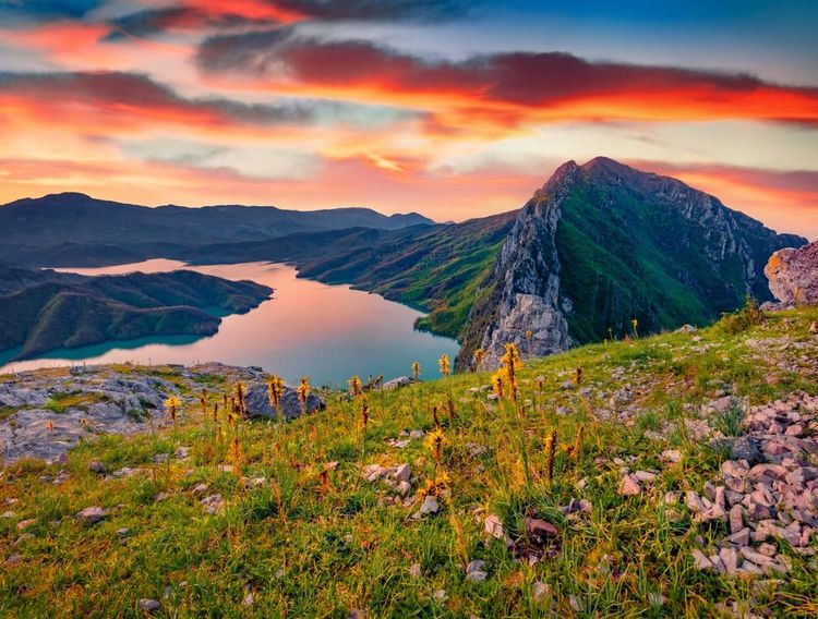 Lac de Bovilla et Gamti mountain