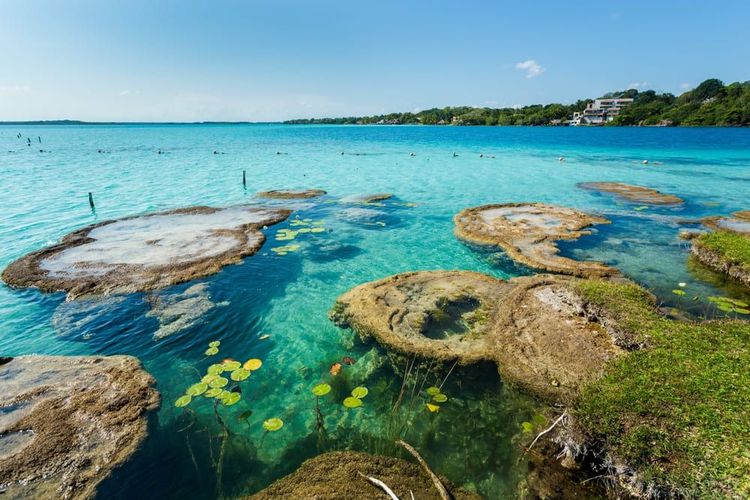 La lagune aux sept couleurs