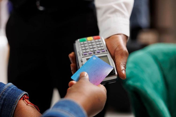 Paiement sans contact par carte bancaire sur un terminal de paiement à l'étranger.