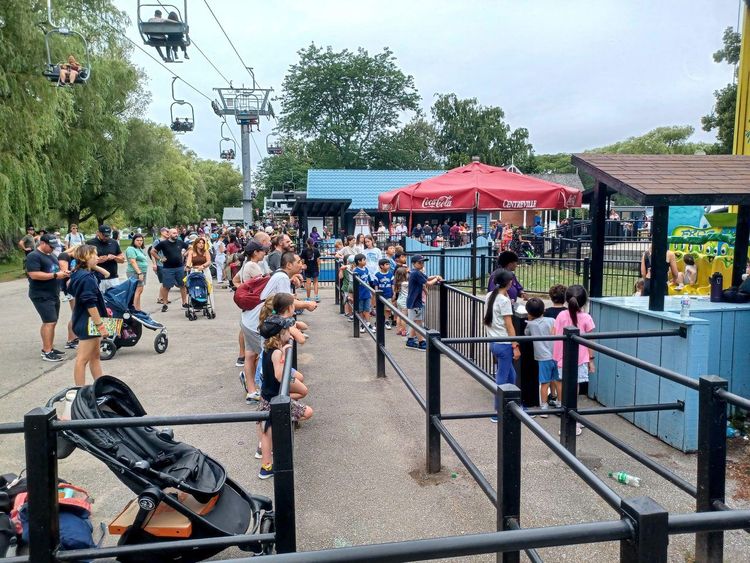 file d'attente parc d'attractions