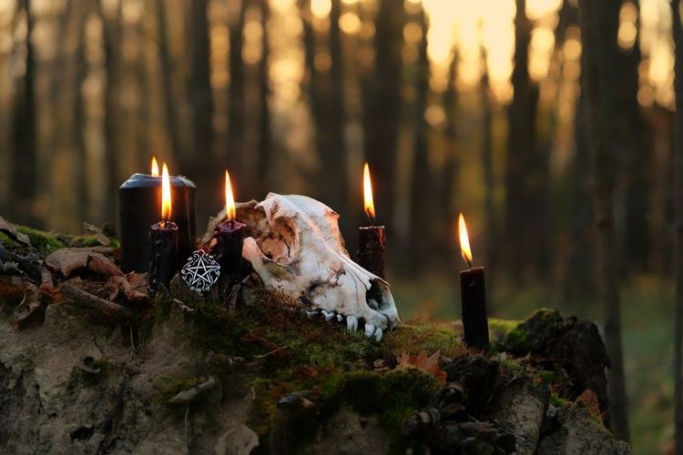 crane-amulette-et-bougies-noires-pour-celebrer-samhain