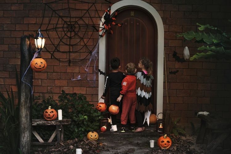 trois-enfants-en-costume-hallowween-trick-or-treat