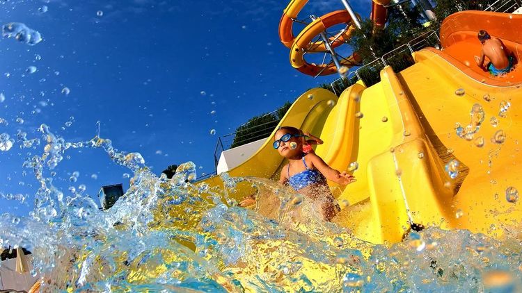 parc aquatique famille enfants