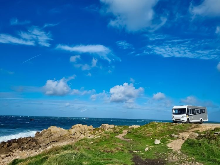 camping-car-bord-de-pierre
