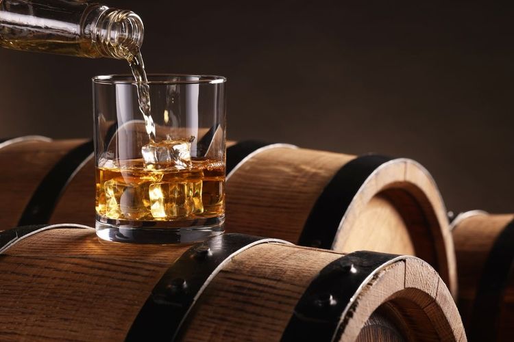 verre-whisky-sur-tonneau