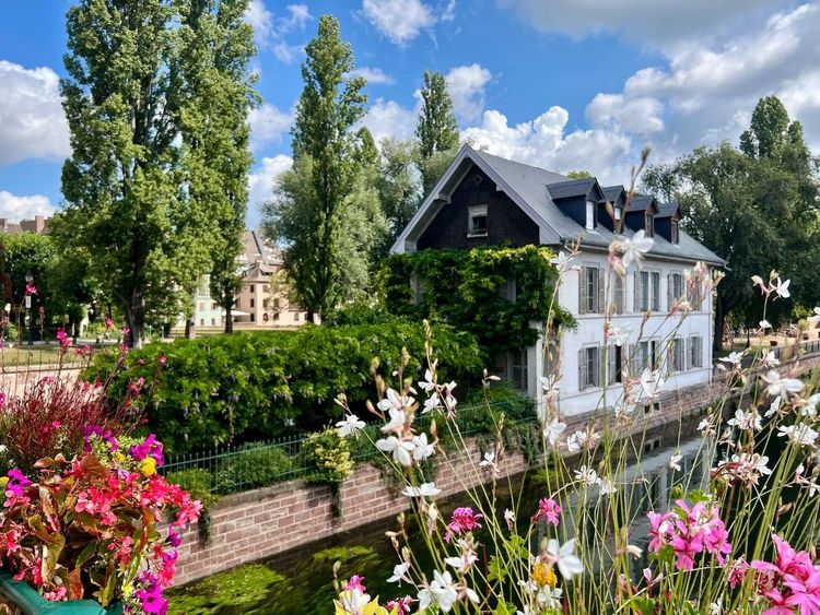 Village fleuri France