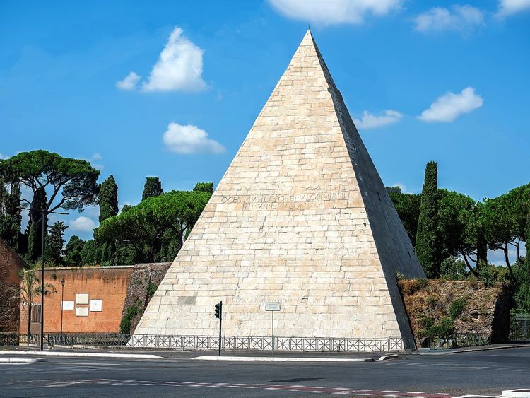 Pyramide Caius Cestius
