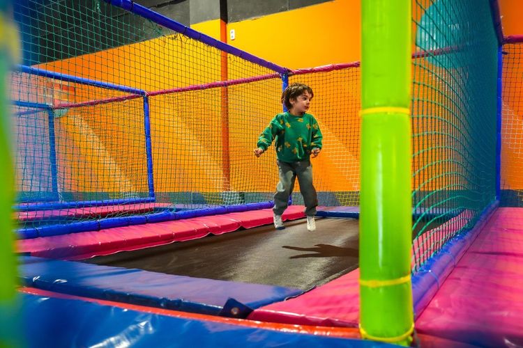 famille trampoline intérieur