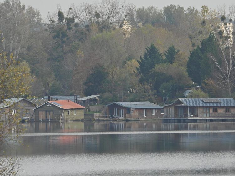 cabane flottante étang