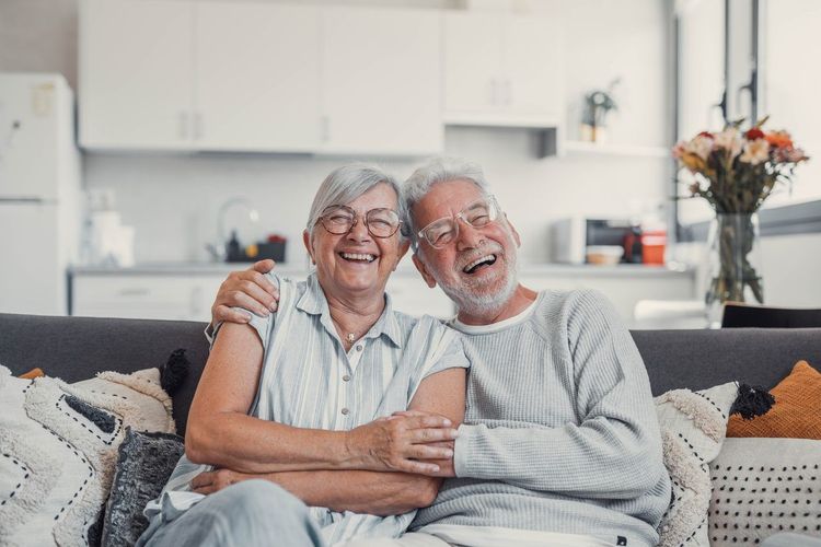 couple intérieur jour de pluie