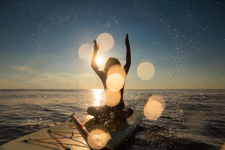 Stand-Up Paddleboard lever soleil