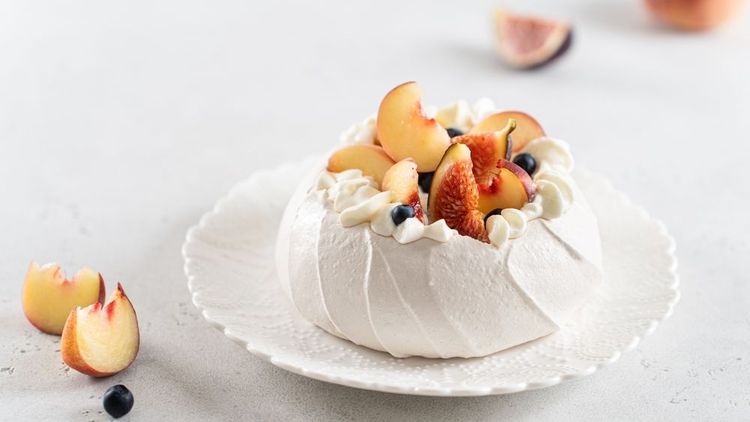 Delicious,Pavlova,Cake,With,Fresh,Blueberry,,Figs,,Peach,And,Mascarpone