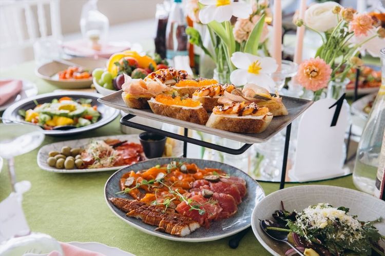 brunch buffet table