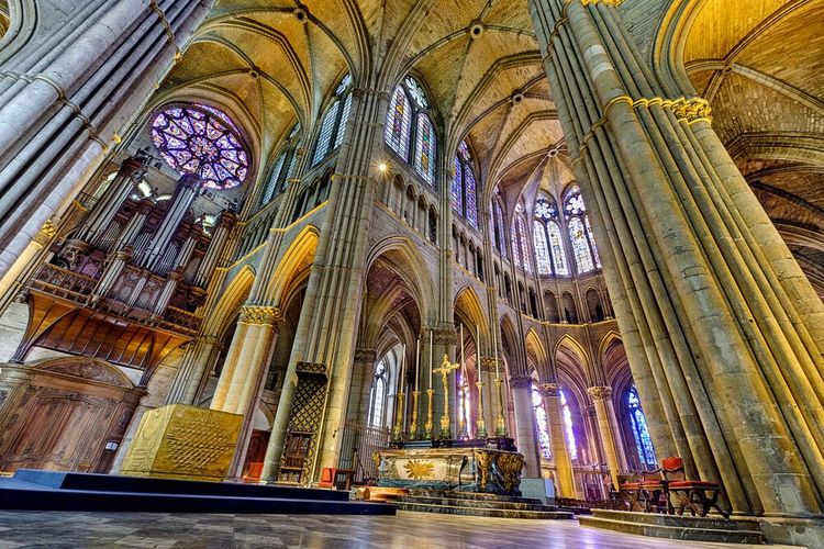 interieur vitraux Cathedrale Notre Dame de Reims