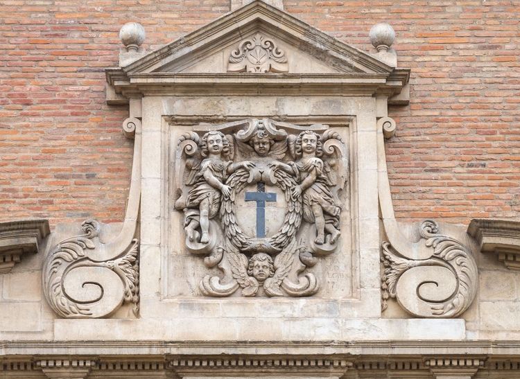 detail-sculpture-entree-couvent-augustins