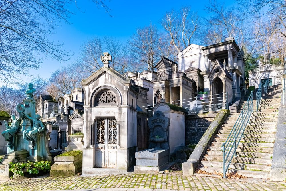 Paris,,The,Pere lachaise,Cemetery,,Cobbled,Alley,With,Graves,In,Winter