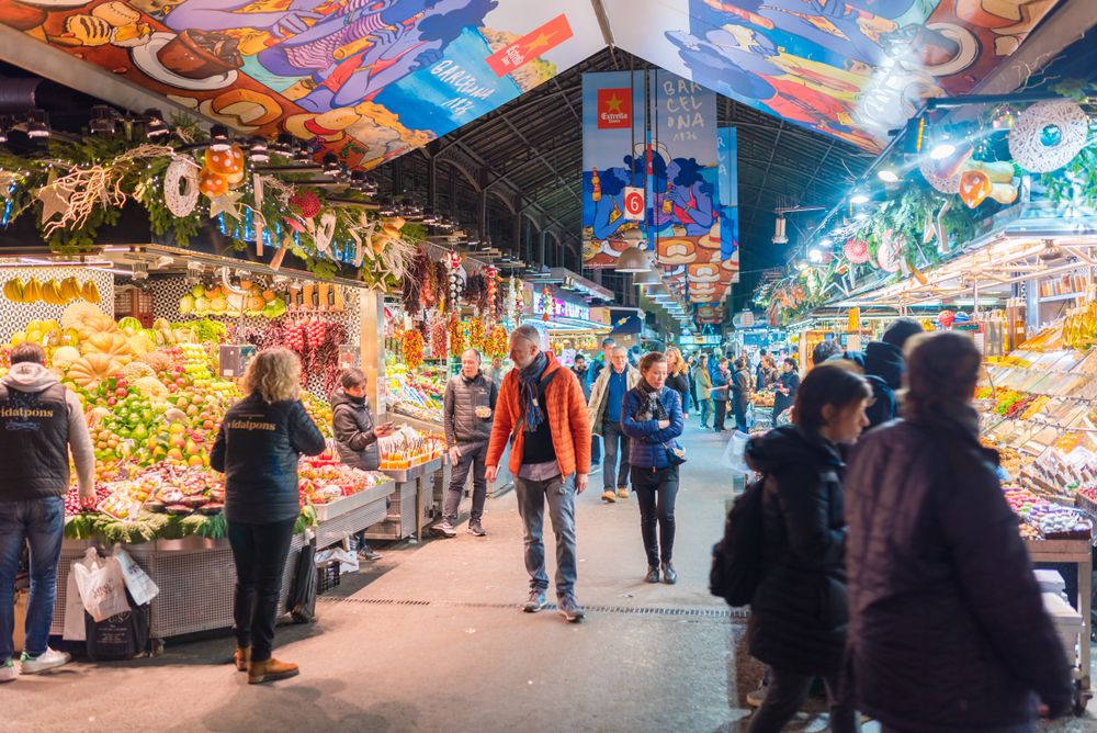 Barcelona,,Spain,12.14.2017,Shot,Of,Market,Stalls,And,People,At