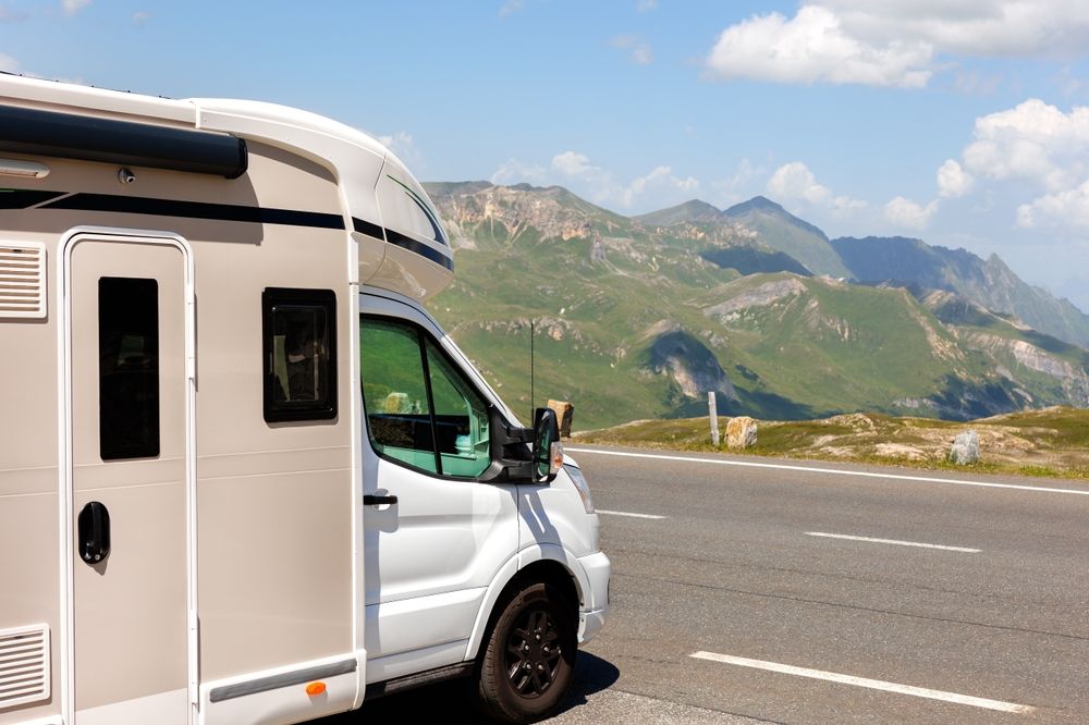 camping-car-face-montagne