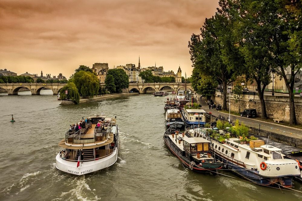 bateaux-seine-coucher-de-soleil