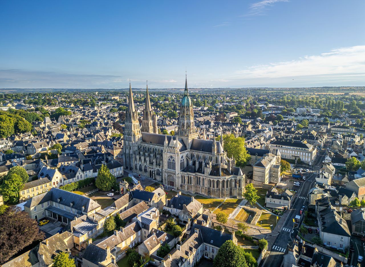 Histoire de Bayeux : 2000 ans d'épopée normande racontés en 2026