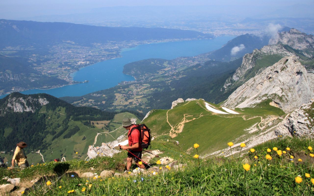 The 9 most beautiful hikes to do around Annecy this winter
