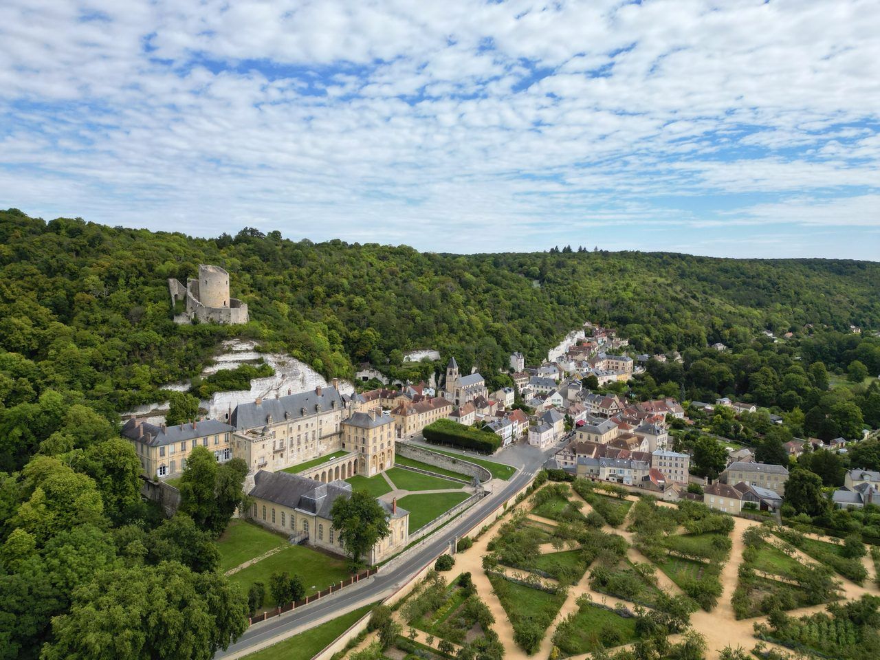 Les plus beaux villages autour de Paris à découvrir cet hiver 2026