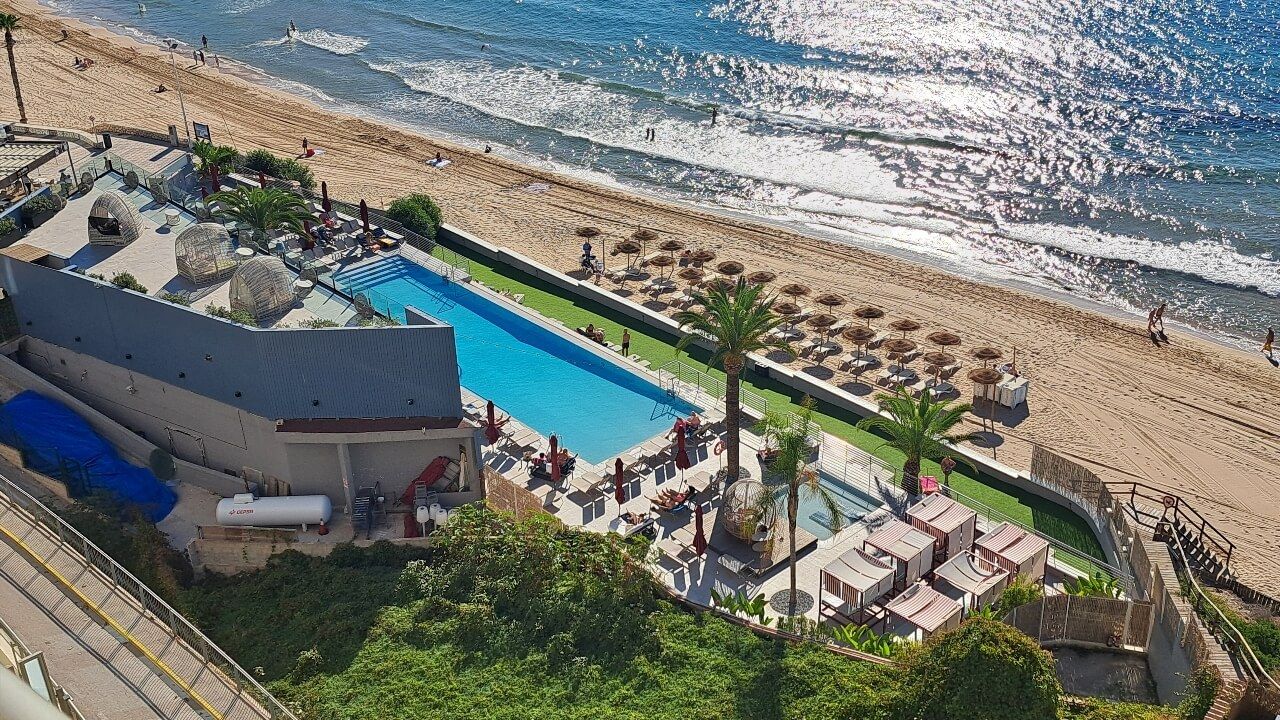 piscine plage Méditerranée