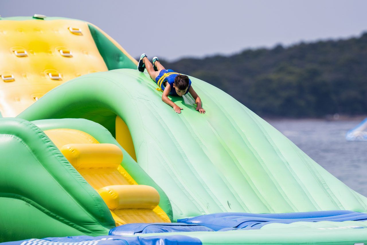 Aqua-park gonflable lac
