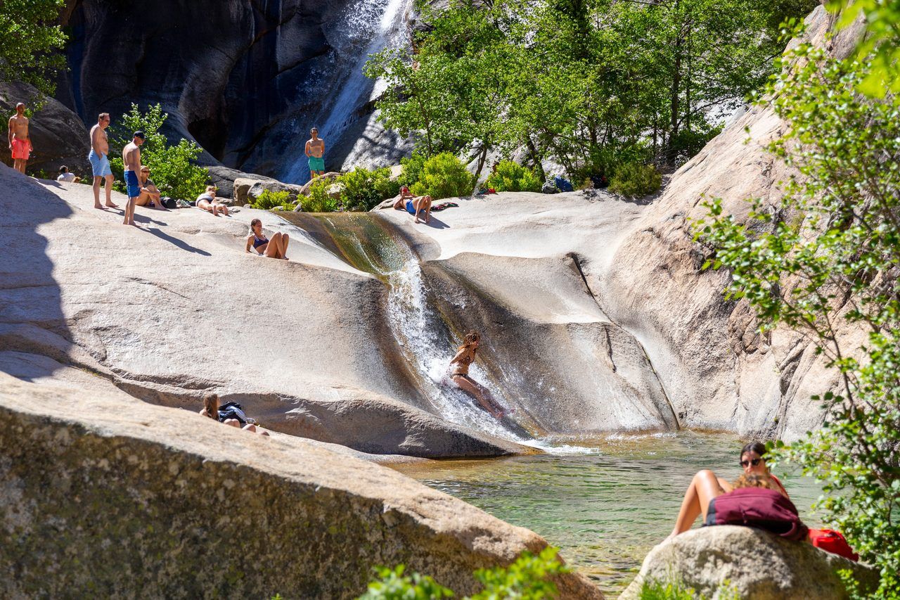 Piscines naturelles en France : 13 bassins secrets à découvrir en 2026
