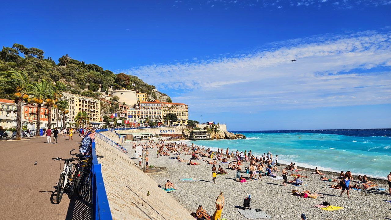 Plage à Nice en 2026 : galets, clubs privés et bonnes adresses du littoral
