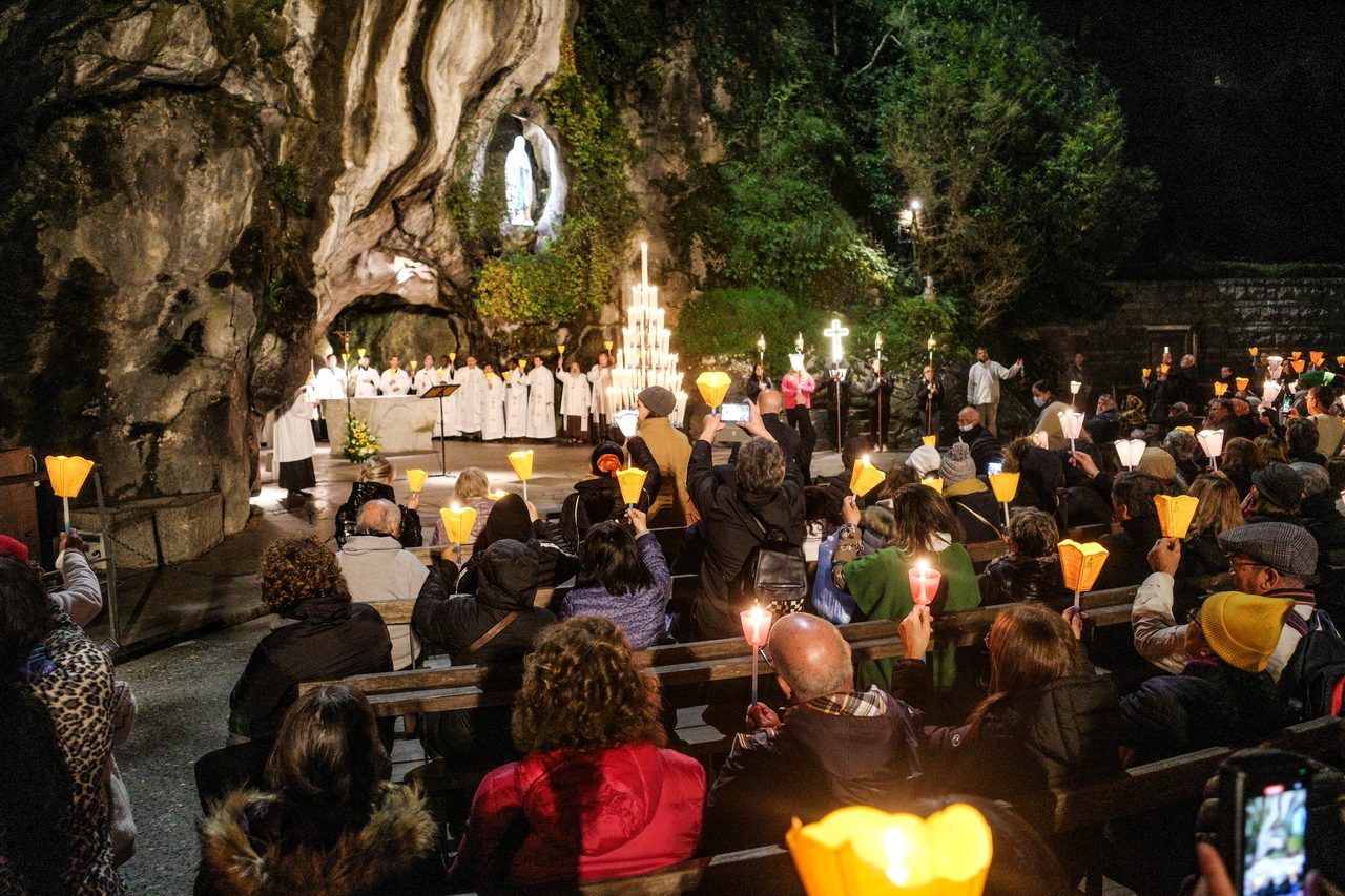 Procession flambeaux Lourdes