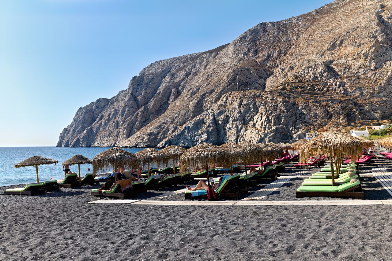 Plage sable noir Santorin
