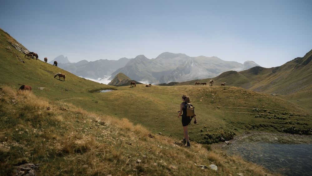 mujer-senderismo-pirineos